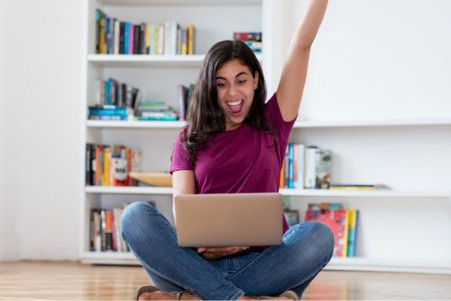 femme heureuse devant ordinateur
