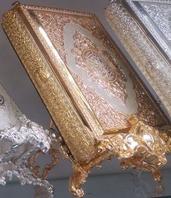 علبة القرآن الكريم ذهبية عاج مرصعة بالاحجار بحمالة متوسطة