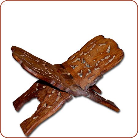 مقرأة خشبية منقوشة كبيرة