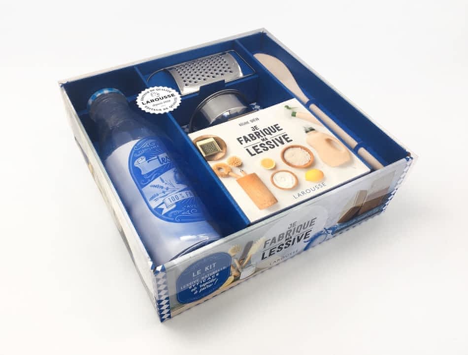 Je fabrique ma lessive  - Avec : une bouteille pour conserver sa lessive ; une râpe ; un entonnoir ; une cuillère en bois