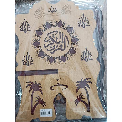 مقرأة خشبية كبيرة منقوشة بألوان