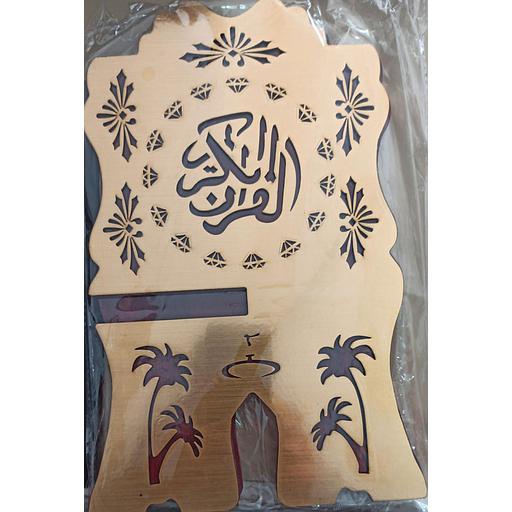 مقرأة خشبية صغيرة منقوشة بألوان