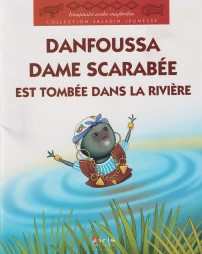Danfoussa dame Scarabée est tombée dans la rivière