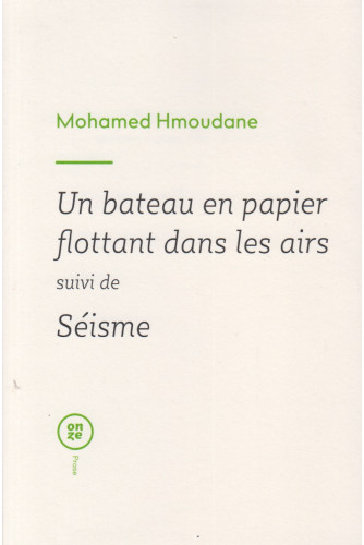 Un bateau en papier flottant dans les airs