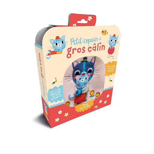 Petit copain et gros câlin Dans le jardin